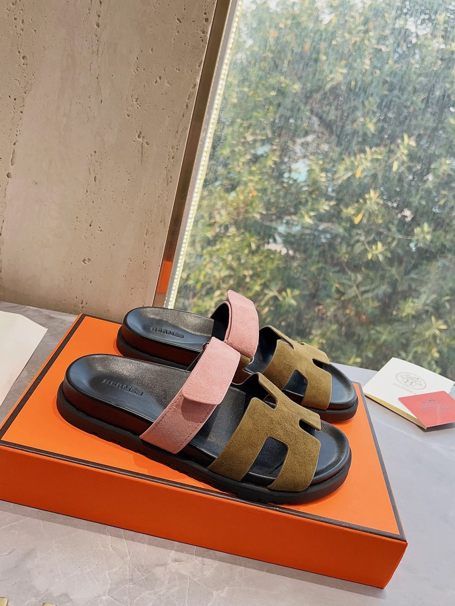 👟👟Ex-factory price 440👟👟 Men's size +10 H family 2024 spring and summer new style HERMES Hermes' recently popular couple's shoes, pig nose angle sandals and slippers, paired with various colorful socks, extremely trendy. Upper lining: imported original material. Outsole: non-slip and wear-resistant outsole. Size: Female 35-42 (40/42 non-returnable and non-exchangeable) Men’s size: 39-45 (45 is non-refundable and non-exchangeable)